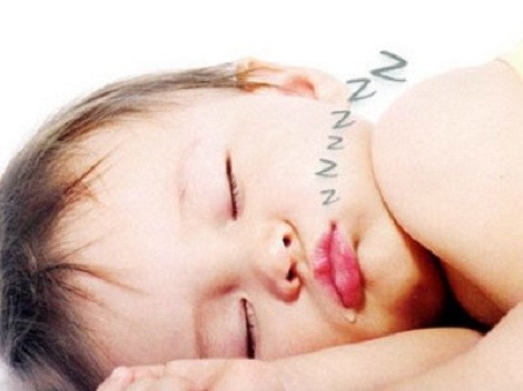 Con ngủ ngáy là chuyện bình thường. Con ngủ ngáy đôi khi chính là dấu hiệu cho biết con đang không được khỏe. Ngủ ngáy có thể làm suy giảm chất lượng giấc ngủ gây ảnh hưởng đến sự phát triển của cơ thể, đặc biệt là trí thông minh. Sự gián đoạn hơi thở có thể gây ra chứng rối loạn giấc ngủ và thời gian ngủ của trẻ.