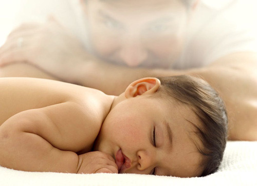 Nằm sấp khi ngủ. Đã có rất nhiều trường hợp bé bị tử vong do nằm sấp khi ngủ. Tuy nằm sấp không phải là nguyên nhân chính gây nên đột tử ở bé nhưng cũng có ít nhiều liên quan. Nằm sấp khiến cho bé dễ bị ngạt thở do ở giai đoạn này trẻ vẫn chưa có khả năng tự mình nhấc nổi đầu hay tự trở mình trong khi ngủ. Hơn nữa, nằm sấp còn khiến cho nội tạng của bé bị chèn ép, ảnh hưởng đến sự phát triển của bé.