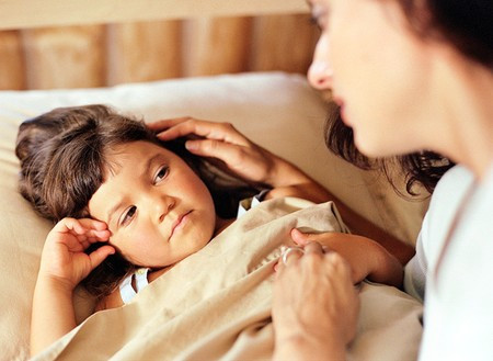 Ngủ trễ. Bạn có biết thói quen ngủ trễ sẽ ảnh hưởng đến sự phát triển chiều cao của bé? Vì trong khoảng thời gian từ 10 giờ tối đến 1 giờ sáng là thời gian các hoóc-môn tăng trưởng của bé tiết ra nhiều nhất. Nếu trong thời gian này bé không ngủ thì các hoóc môn này sẽ tiết ra ít hơn, là bé không phát triển chiều cao được.