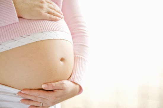 Rạn da là hiện tượng tất yếu của quá trình mang thai. Nếu các bạn đã từng tham gia vào câu chuyện của các bà mẹ, khi được hỏi tới vấn đề rạn da sau sinh, đa phần các bà mẹ đều chép miệng “bầu bí ai mà chẳng rạn da”. Nhưng thực tế thực thì không hẳn như vậy! Khoảng 80% phụ nữ sau sinh có hiện tượng rạn da chứ không phải tất cả. Và 20% còn lại thường chỉ gặp ở người có cấu tạo da bẩm sinh đàn hồi tốt.