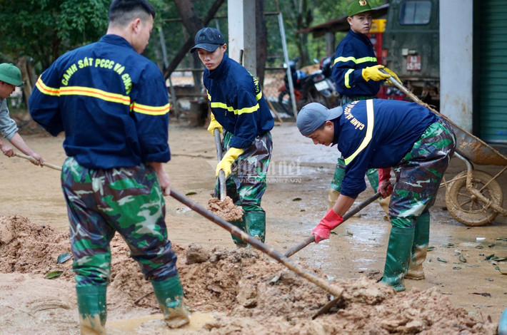 “Vì lượng bùn quá lớn sau lũ nên các chiến sĩ phải mất rất nhiều thời gian. Đến hôm nay (11/11), chúng tôi đã hoàn thành công việc giúp bà con. Việc về cơ sở giúp dân khắc phục hậu quả sau lũ cũng thể hiện trách nhiệm của tuổi trẻ công an tỉnh với nhân dân.