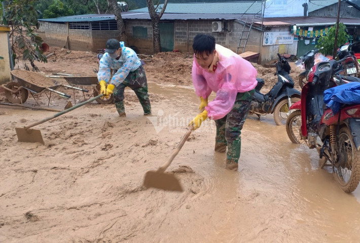 Đồng thời, dịp này chúng tôi đã trao các phần quà cho toàn bộ người dâncủa xã và tặng chăn ấm cho các trường trên địa bàn để các em học sinh được giữ ấm, có giấc ngủ ngon trong mùa mưa gió”, thiếu tá Long chia sẻ.