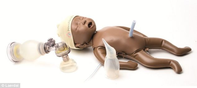 Katinka Von Der Lippe, một nữ hộ sinh tham gia dự án tập dượt đầu tiên bộ dụng cụ này cho hay đây là ứng dụng tốt và có thiết kế thông minh, giúp các nữ hộ sinh có thể tiếp cận và làm việc theo nhóm tốt nhất.