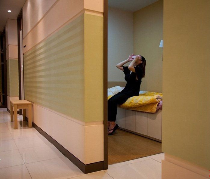 Một người phụ nữ đang trong quá trình dưỡng sức sau khi tiến hành phẫu thuật chỉnh sửa khuôn mặt.