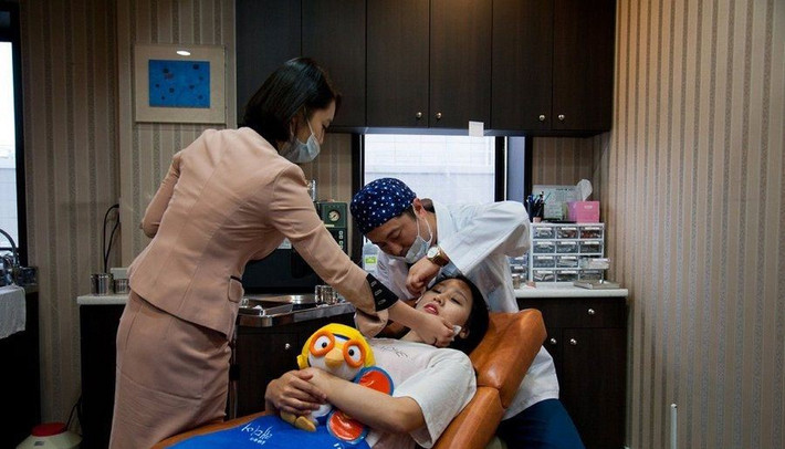 Tại đây, có rất nhiều bệnh viện, phòng khám phẫu thuật thẩm mỹ với đủ mọi giá cả khác nhau để phục vụ nhu cầu của người tiêu dùng.