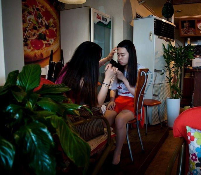 Những người tiến hành phẫu thuật làm đẹp ở nước này thường muốn bắt chước vẻ đẹp theo tiêu chuẩn phương Tây, các ngôi sao truyền hình nổi tiếng.