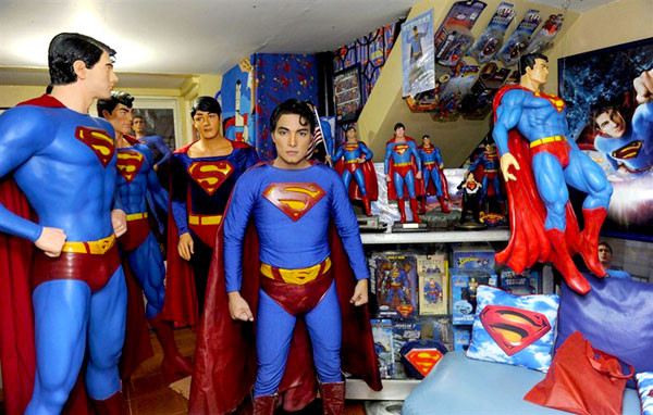 Chavez còn đặt làm những bức tượng Superman với kích cỡ như người thật đặt trong nhà của mình.
