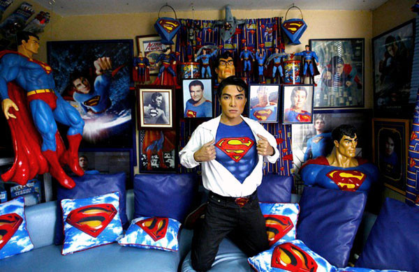 Chavez trong căn nhà đầy hình ảnh của Superman từ đồ dùng sinh hoạt cho đến cả những bức poster treo tường.