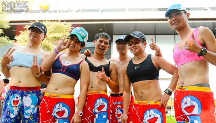 Những cánh mày râu tự tin mặc áo lót hồng, quần Doremon tạo dáng.