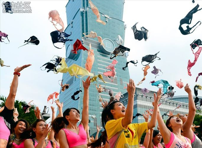 Tất cả thành viên tung áo lót lên trời như một lời "tuyên chiến" với căn bệnh.