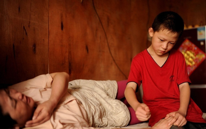 Chí Hoa đang đấm bóp, massage tay cho mẹ tại nhà.