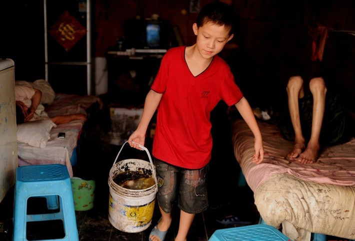 Phải đối mặt với tình trạng khó khăn của gia đình, Chí Hoa có trách nhiệm phải chăm sóc bố mẹ và làm tất cả việc nhà.