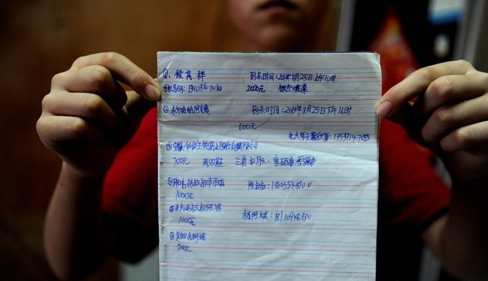 Chí Hoa ghi lại tất cả những thông tin của những nhà hảo tâm đã giúp đỡ gia đình mình.