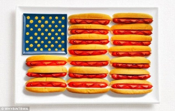 Bánh mì, xúc xích và mù tạt để tạo nên lá cờ nước Mỹ rất đẹp