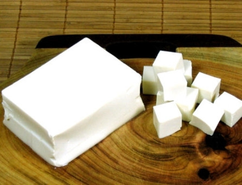 Đậu phụ được coi là “thần dược” dành cho những làn da mong muốn được tươi trẻ lâu và sạch sẽ. Dù vẻ ngoài dễ vỡ nhưng chúng chứa rất nhiều chất đạm thực vật, canxi, chất béo không bão hòa, anti oxit và chất khoáng. Những bà nội trợ chắc chắn đều quen thuộc với các món đậu phụ luộc, rán, hay nấu canh.