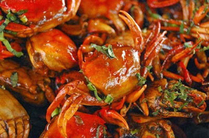 Cho cua vào nồi nước sôi nấu qua rồi nhanh chóng để ráo nước. Bắc chảo phi thơm hành, tỏi, gừng cùng ớt. Từ từ cho cua vào, đảo đều tay. Nêm gia vị, xì dầu, rượu, đường cùng lúc. Đợi đến khi nước gần cạn, rắc hành lá xắt nhỏ, đảo nhanh tay một lần nữa là được.
