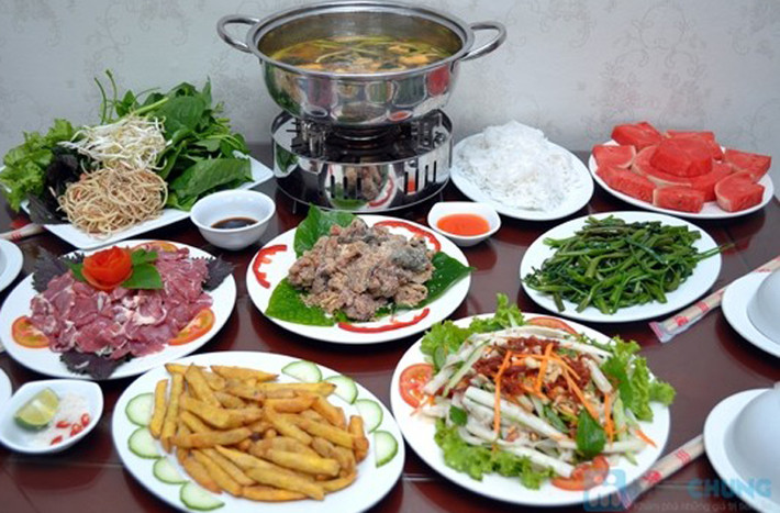 Lẩu riêu cua bắp bò. Món lẩu có hai thành phần chín là nước dùng nấu từ cua đồng và bắp bò tái. Ngoài ra còn có thêm các nguyên liệu khác như: đậu phụ, cà chua, giò, trứng vịt lộn sống cùng các loại rau... Tất cả các nguyên liệu được pha trộn một cách khéo léo giúp món ăn vừa đẹp mắt vừa ngon miệng lại không hề có cảm giác ngấy.