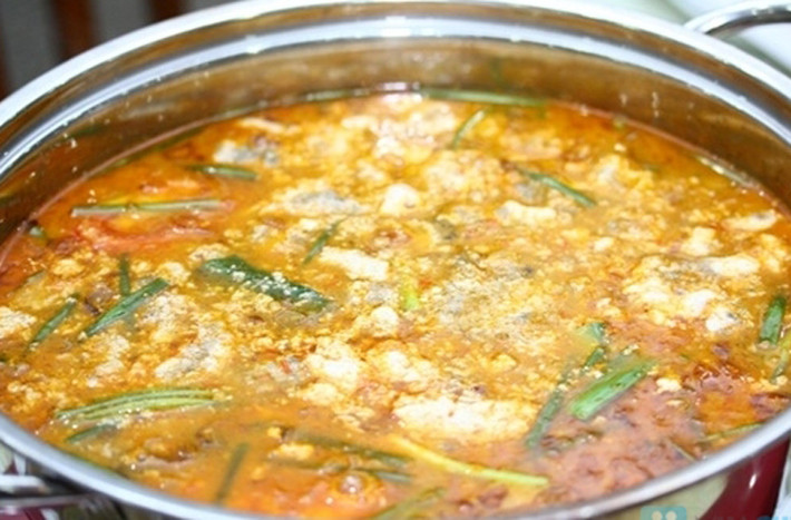 Món ăn dân dã này có nhiều ở các tỉnh miền Tây, tùy từng địa phương mà được biến tấu với các thành phần khác nhau như: cua đồng, tôm, ghẹ, các loại rau...