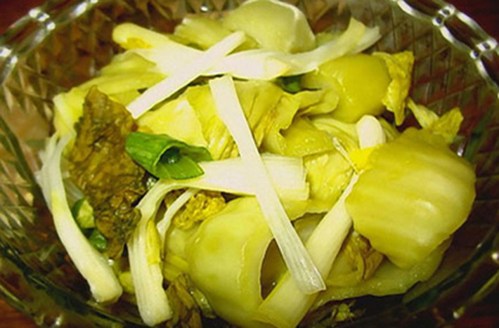 Tránh uống rượu, cà phê và đồ ăn có vị cay như ớt, dưa chua và salad bởi chúng có thể khiến tình trạng trở nên tồi tệ hơn.