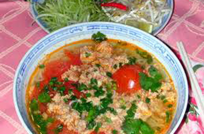 Canh riêu. Ngay cả những người sành ăn nhất cũng dễ dàng bị chinh phục khi thưởng thức bát canh riêu vô cùng thanh mát trong tiết trời nóng nực.