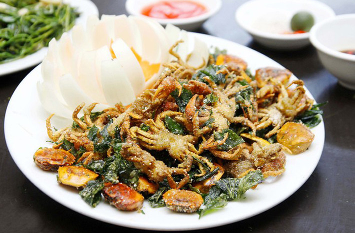 Khi rang với cua, lớp bột muối bao phủ bên ngoài thịt cua đem lại cái vị đậm đà, ngon miệng. Cái hay của cua rang muối là nó được chế biến không quá cầu kỳ nhưng vẫn át được mùi tanh và có hương vị thơm ngon tự nhiên.