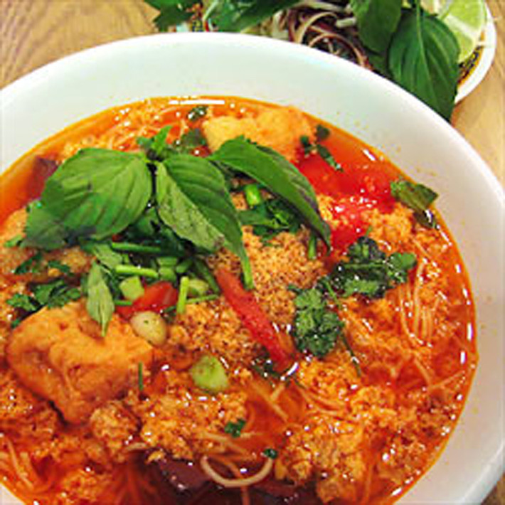 Canh riêu cua có màu xanh tươi của hành lá, màu đỏ từ cà chua kết hợp với những tảng gạch cua ẩn hiện khiến nó trở nên vô cùng bắt mắt.