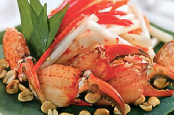 Gỏi. Đây là món ăn chỉ có thể ăn vào hai mùa trong năm đó là mùa xuân và mùa thu, bởi đây là thời điểm cua có độ béo nhất. Sự độc đáo của món gỏi cua đồng là nguyên liệu chính được chiên chứ không phải luộc như những loại gỏi khác.