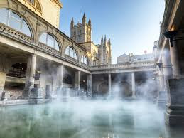 2. Roman Bath (Hồ tắm La Mã): Đây là di tích linh thiêng của nền văn minh La Mã cổ đại trên miền bắc thành phố nước Anh. Roman Bath được người cổ đại coi là một mạch nước thiêng vì qua hàng ngàn năm nhiệt độ nước trong hồ luôn nóng tự nhiên ở 460 độ C với dung tích hồ 1.170.000 l. Vì vậy, đối với người cổ đại, hiện tượng siêu nhiên này chỉ có thể là tác phẩm của các vị thần. Ngôi đền đầu tiên thờ nữ thần Sulis của các mạch nước ở Bath được người Celt xây dựng vvào năm 60 -70 sau công nguyên.