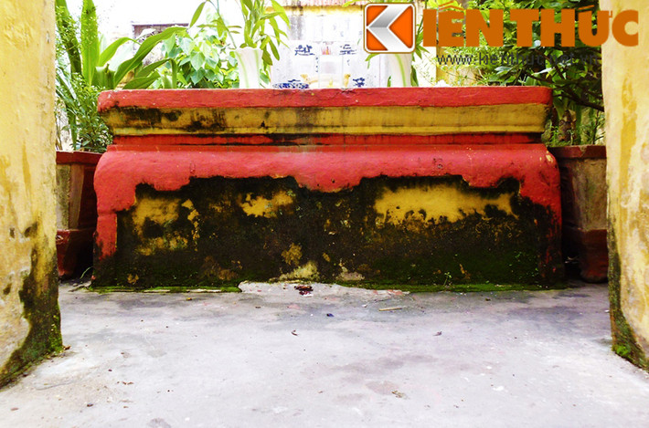 Đi qua cổng sẽ bắt gặp hương án được xây thành khối đắp nổi các họa tiết trang trí tạo thành hình chiếc sập gụ.