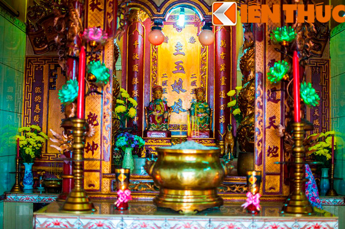 Bên trong điện thờ là thờ hai cậu “Tai” và “ Tài” – những cao nhân bảo vệ vùng biển đảo và phù hộ cho ngư dân trong các chuyến ra khơi. Hai cậu nhìn trực diện ra biển như dõi theo từng chuyến đi của ngư dân.