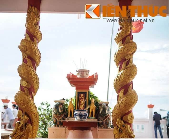 Phía trước Dinh còn có bàn thờ “Ông Thiên”.