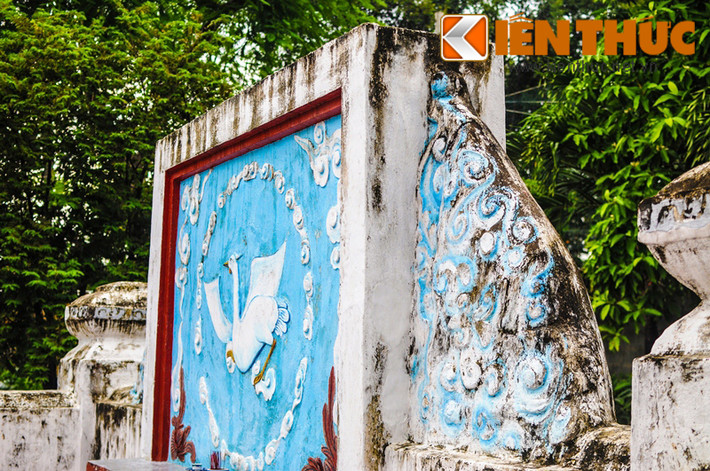 Những điểm khác của khu lăng mộ này là có hệ thống đai hai bên kết hợp với tường thành. Kích thước cao 2,2m, rộng ngang 3,5m, dày 0,7m.