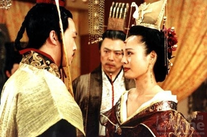 Quyển “Tư Trị Thông Giám – Chu kỷ ngũ” miêu tả cuộc “đầu tư mạo hiểm nhất lịch sử” bắt đầu như sau: Chính phu nhân của Tần Thái tử Hoa Dương phu nhân không có con; Hạ Cơ sinh ra Dị Nhân. Dị Nhân được đưa sang nước Triệu làm con tin. Tần mấy lần đánh Triệu, nên Triệu bạc đãi Dị Nhân. Dị Nhân làm con tin ở Triệu trong cảnh khốn khổ.