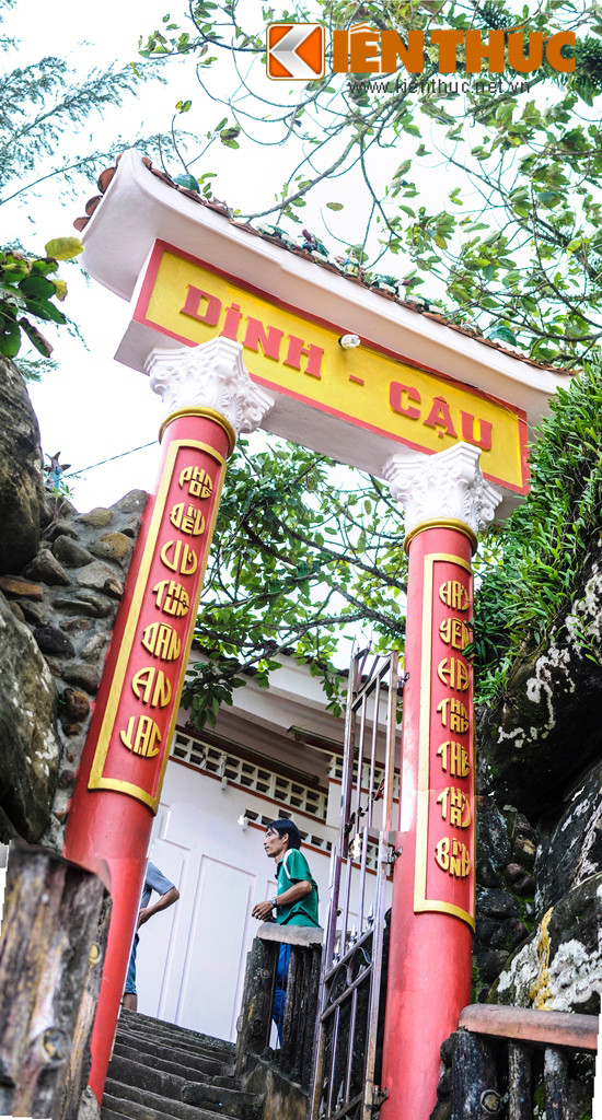 Dinh Cậu được xây dựng từ thế kỷ 17 gắn liền với buổi đầu hoang sơ của Phú Quốc. Nơi đây còn được gọi là Miếu thờ Long Vương. Theo lời kể của người dân, từ khi có Dinh Cậu, các vụ tai nạn trên biển của ngư dân giảm hẳn.