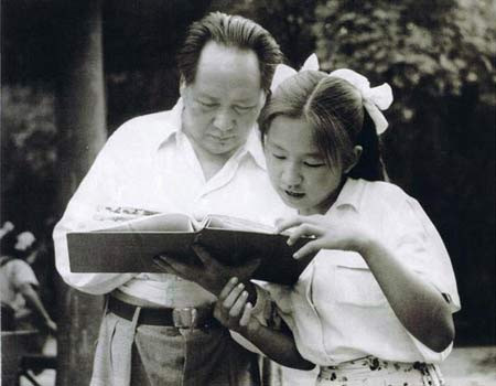 9. Vào ngày 28/1/1976, Mao Trạch Đông chính thức đề nghị Hoa Quốc Phong – người ít hơn ông 28 tuổi đảm nhiệm chức vụ Thủ tướng Quốc vụ viện, chủ trì các công việc thường nhật của Trung ương. Đề nghị này đã được Cục chính trị thông qua. Khách quan mà nói, đây chính là quyết định tạo điều kiện thuận lợi để Hoa Quốc Phong đập tan “Bè lũ bốn tên” sau này.