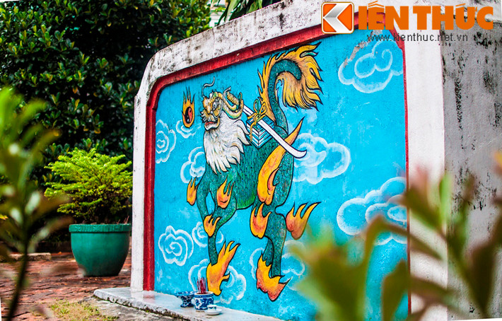 Mặt sau bình phong tiền đắp và sơn tô hình Long mã hà đồ.