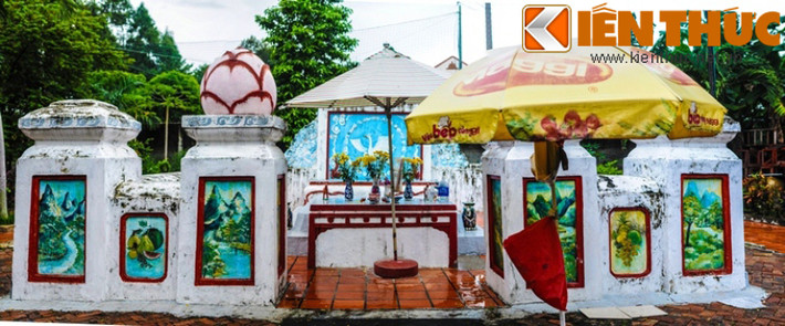 Mặt bằng kiến trúc lăng hình chữ nhật, kích thước dài 9,7m, rộng 8,5m bao gồm tổng thể các cấu kiện kiến trúc, gồm: Bình phong tiền, cửa lăng, sân tế, cửa mộ, nhang án, nấm mộ và bình phong hậu. Kiến trúc lăng mộ được bao quanh bởi hệ thống tường thành với kích thước dày trung bình 0,8m và cao trung bình 1,1m.