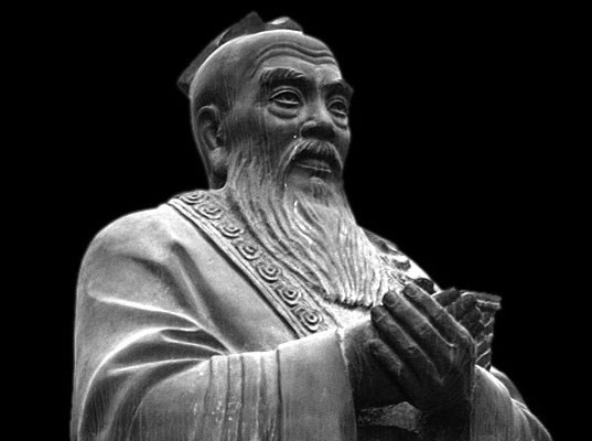 Có thể Khổng Tử trở thành “người cao lớn” là chuyện của 300 năm sau khi ông quy tiên. Trong cuốn “Khổng Tử thời Xuân Thu và Khổng Tử thời Hán” của Cố Hiệt Cương đã chỉ ra: “Thân cao chín thước sáu tấc” chỉ là “kiệt tác” hư cấu của các nho sinh thời kỳ đầu của nhà Hán.