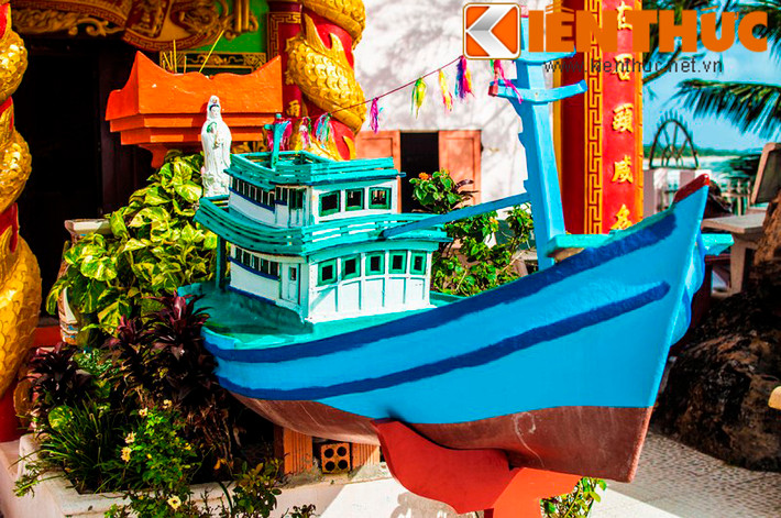 Phía trước bàn thờ “Ông Thiên” là mô hình tàu cá của ngư dân, được người dân tiến cúng hằng năm với ước nguyện nhận được che chở bảo vệ của hai Cậu trong các chuyến ra khơi và sẽ có một mùa thu hoạch cá bội thu.
