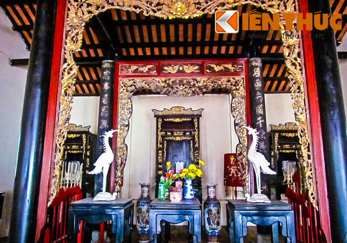 Cảm kích trước tấm lòng trung nghĩa và thương dân của ông, Trần Quang Diệu đã cho người khâm liệm ông tử tế. Ảnh: Bàn thờ bên trong uy nghi với những bức hoành phi câu đối sơn son thiếp vàng.