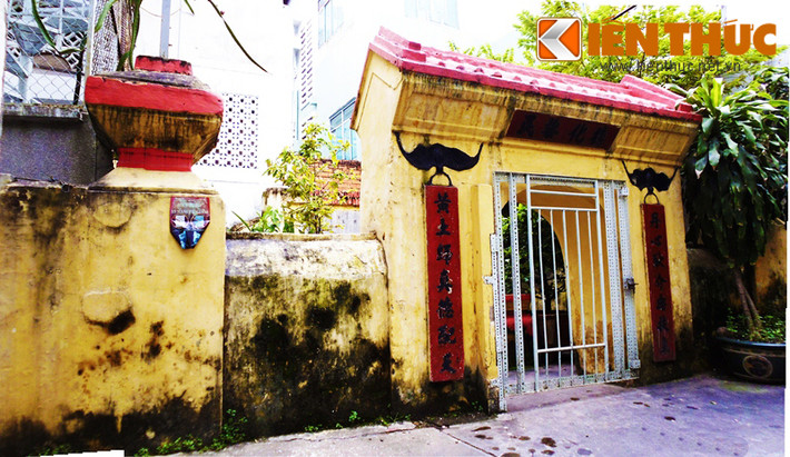 Ngôi mộ nằm quay về hướng Nam được xây bằng hợp chất và gạch. Kết cấu kiến trúc từ ngoài vào trong gồm: bình phong tiền, cổng lăng mộ phỏng dạng nhà hai mái, giả lợp ngói ống.
