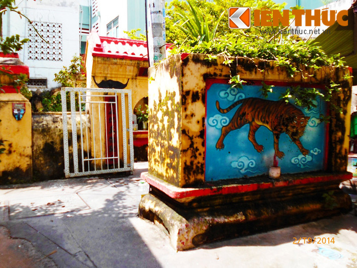 Nằm giữa khu dân cư sầm uất, trong con hẻm 120 Huỳnh Văn Bánh, Quận Phú Nhuận, TP.Hồ Chí Minh có một ngôi mộ cổ tồn tại từ những thập kỷ đầu của thế kỷ 19 vẫn được người dân xung quanh coi sóc, hương khói.