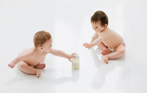 Uống quá nhiều. Uống sữa đậu nành quá nhiều dễ gây ra khó tiêu, đầy hơi, tiêu chảy do các chất dinh dưỡng trong sữa đậu nành không đựợc hấp thu hết, ảnh hưởng không tốt đến tiêu hóa. Đối với người lớn, không nên uống quá 500ml/ngày.