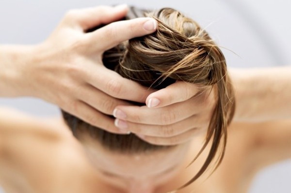 Không gội sạch dầu xả. Không ít người cho rằng, lưu lại một ít dầu xả trên tóc sẽ giúp tóc được giữ ẩm hơn. Nhưng thực tế, dầu xả còn sót lại chính là một hỗn hợp dễ bám bụi, gây tắc nghẽn nang lông, gây viêm da dầu. Do đó sau khi xoa dầu xả phải gội sạch lại bằng nước.