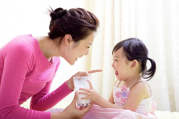 Mẹ cần tránh dọa nạt bé, không cho bé xem phim bạo lực, không cho bé ăn quá no khi đi ngủ.