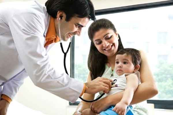Nếu bé có hiện tượng này kéo dài và sau khi đã loại các nguyên nhân trên, mẹ có thể cho bé đến các bác sĩ để tìm hiểu.