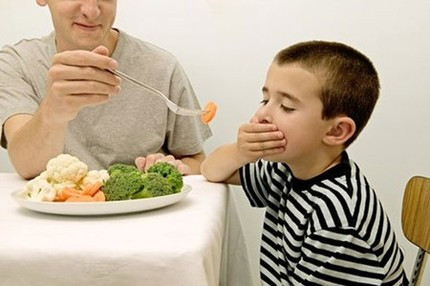 Viêm đường ruột. Rau xanh có chứa nhiều chất xơ và vitamin giúp thúc đẩy phát triển các vi khuẩn có lợi cho đường ruột. Nếu bé không chịu ăn rau mà chỉ ăn thịt sẽ làm cho các vi khuẩn có lợi yếu dần đi, trong khi đó các vi khuẩn có hại lại mạnh lên khiến bé bị viêm và và mắc bệnh đường ruột.