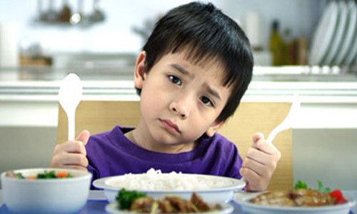 Chán ăn. Nhiều trẻ không thích trái cây và rau quả, thay vào đó lại thích thực phẩm có nhiều chất béo và lượng đường cao. Đồ ăn nhẹ với hàm lượng đường cao sẽ ảnh hưởng đến sự ngon miệng của bữa ăn, khiến trẻ dễ bị các triệu chứng thiếu cân và dinh dưỡng.