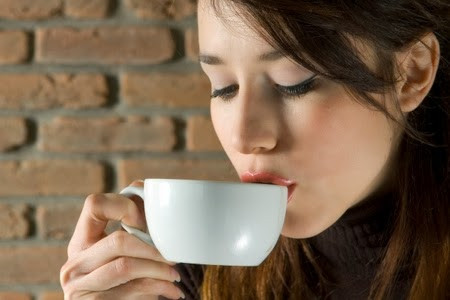 Uống cà phê sau bữa tối để giảm béo. Một trong những tác dụng để giảm béo bụng hiệu quả từ cà phê chính là giảm cảm giác thèm ăn. Vì vậy, bạn nên uống cà phê sau bữa tối để giảm cân nhanh chóng như ý muốn.