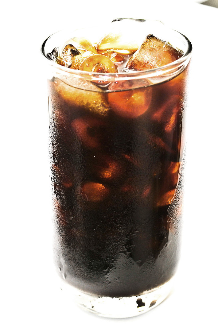 Pha cà phê nhiều nước. Để cà phê không tác dụng nhiều đến sức khỏe của bạn mà vẫn có thể giảm béo siêu tốc, bạn nên pha cà phê với nhiều nước giúp cho dạ dày được lấp đầy chỗ trống và không có cảm giác thèm ăn. Có như vậy, quá trình giảm béo mới sớm đạt kết quả.